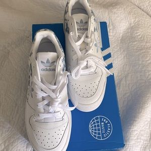 New ADIDAS sneakers 6.5 never worn in box still